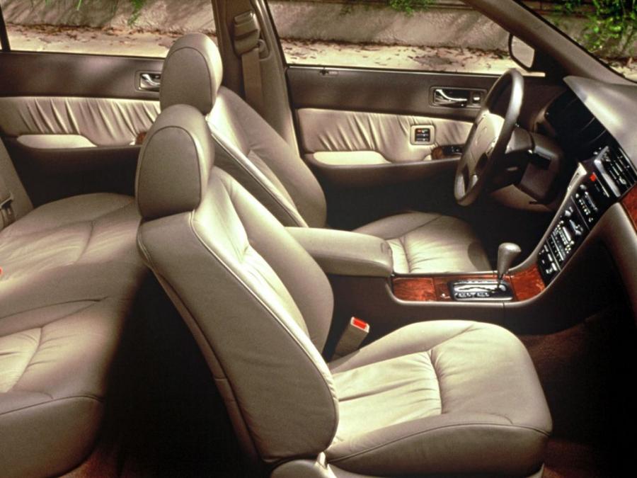 Интерьер Acura RL 3.5 (KA9) 1996 года  (фото 9 из 10)
